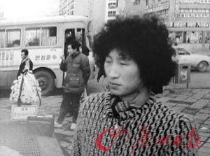 網(wǎng)上流傳的酷似韓國總統(tǒng)李明博年輕時期“男扮女裝”的一張照片。